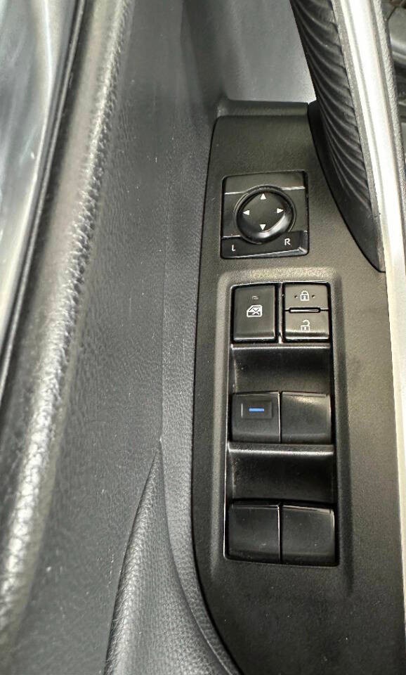 Toyota RAV4 Vehicle Full-screen Gallery Image 15