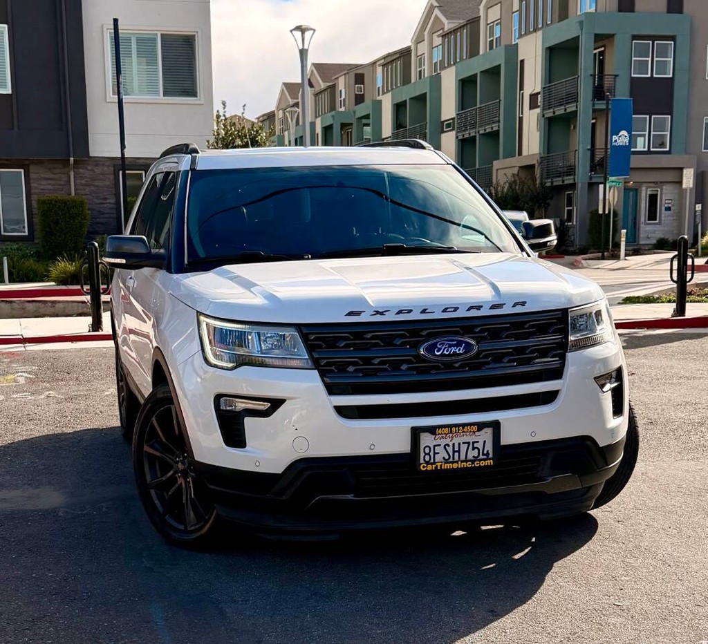 Ford Explorer Vehicle Full-screen Gallery Image 03