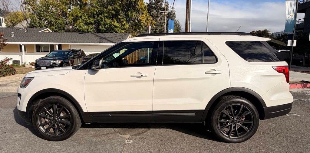 Ford Explorer Vehicle Full-screen Gallery Image 04