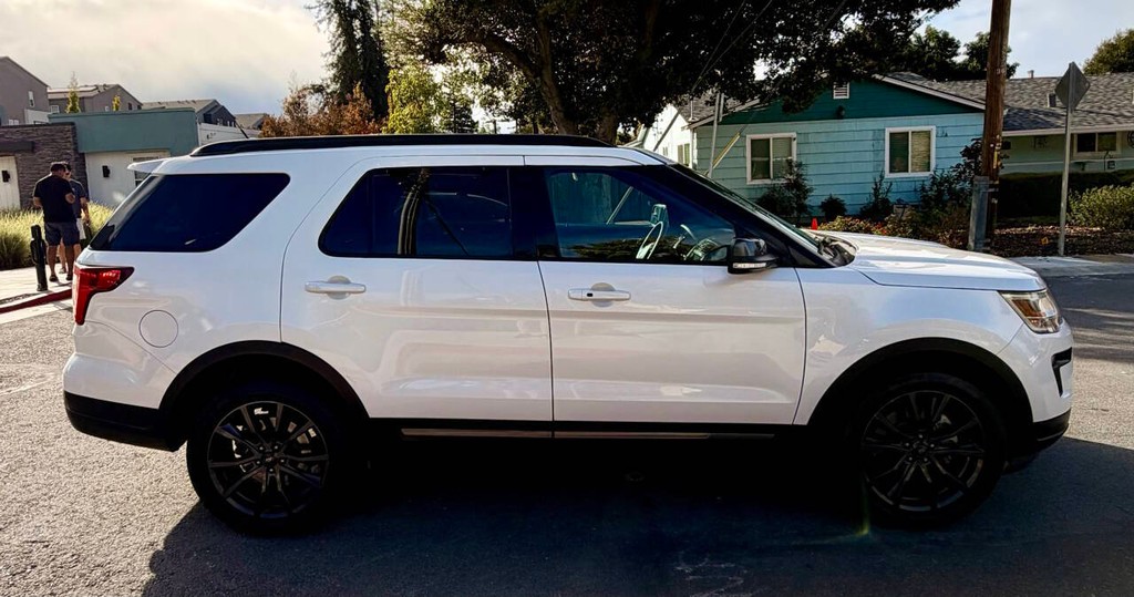 Ford Explorer Vehicle Full-screen Gallery Image 06