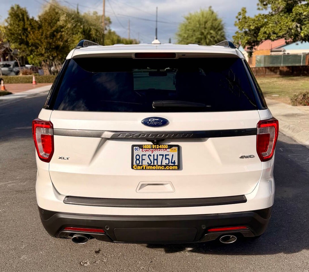 Ford Explorer Vehicle Full-screen Gallery Image 07