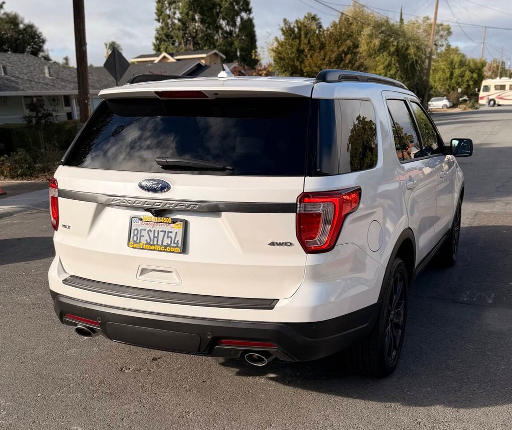 Ford Explorer Vehicle Full-screen Gallery Image 08