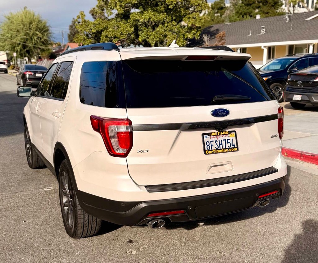 Ford Explorer Vehicle Full-screen Gallery Image 10
