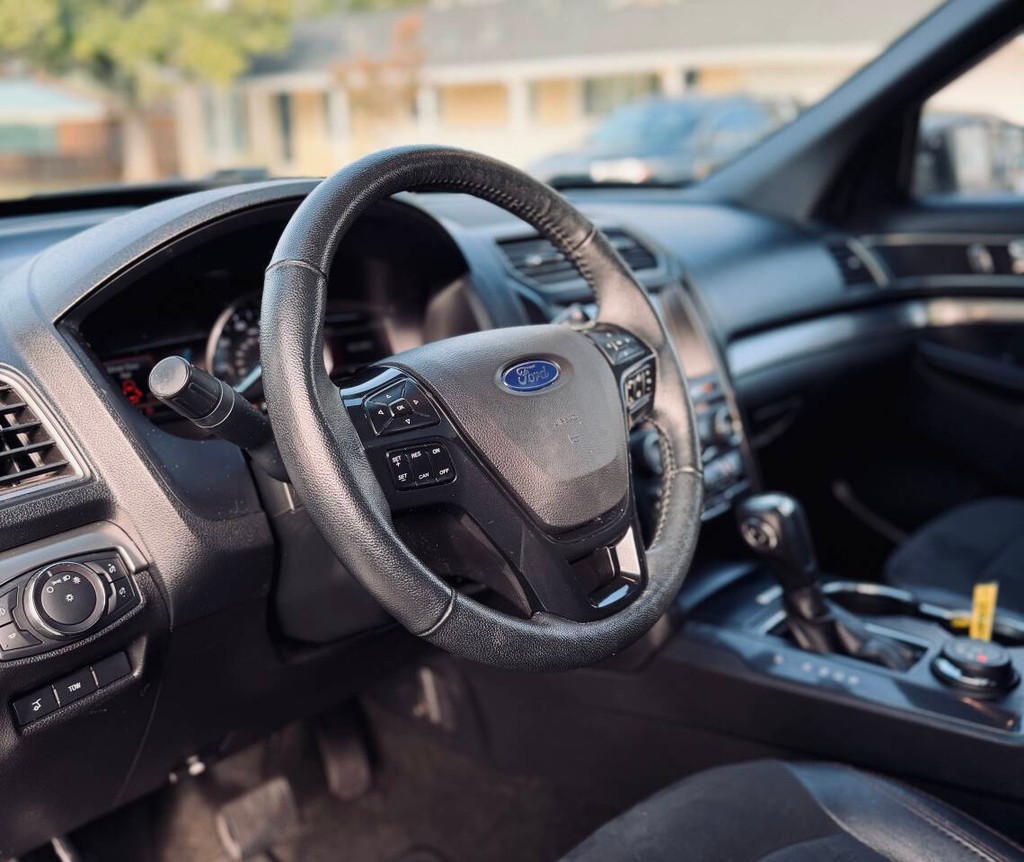 Ford Explorer Vehicle Full-screen Gallery Image 12