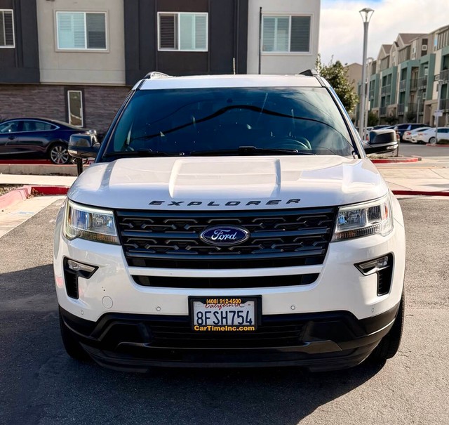 Ford Explorer Vehicle Full-screen Gallery Image 02