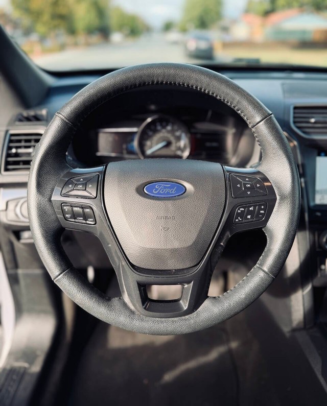 Ford Explorer Vehicle Full-screen Gallery Image 09