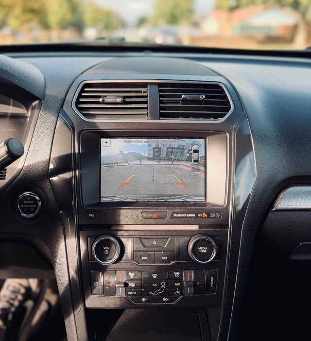 Ford Explorer Vehicle Full-screen Gallery Image 11