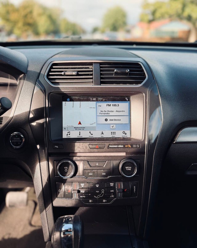 Ford Explorer Vehicle Full-screen Gallery Image 13