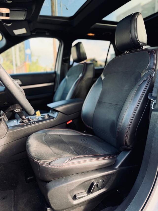 Ford Explorer Vehicle Full-screen Gallery Image 14