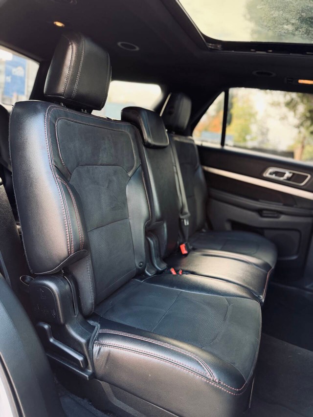 Ford Explorer Vehicle Full-screen Gallery Image 17