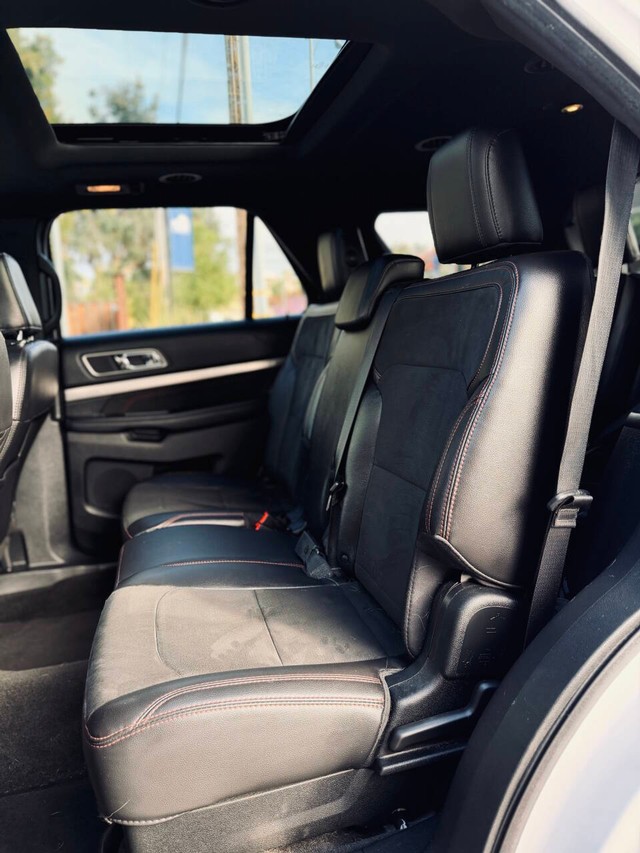 Ford Explorer Vehicle Full-screen Gallery Image 18