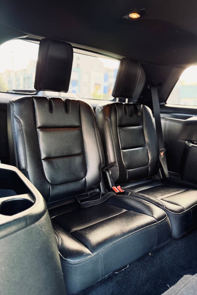 Ford Explorer Vehicle Full-screen Gallery Image 19