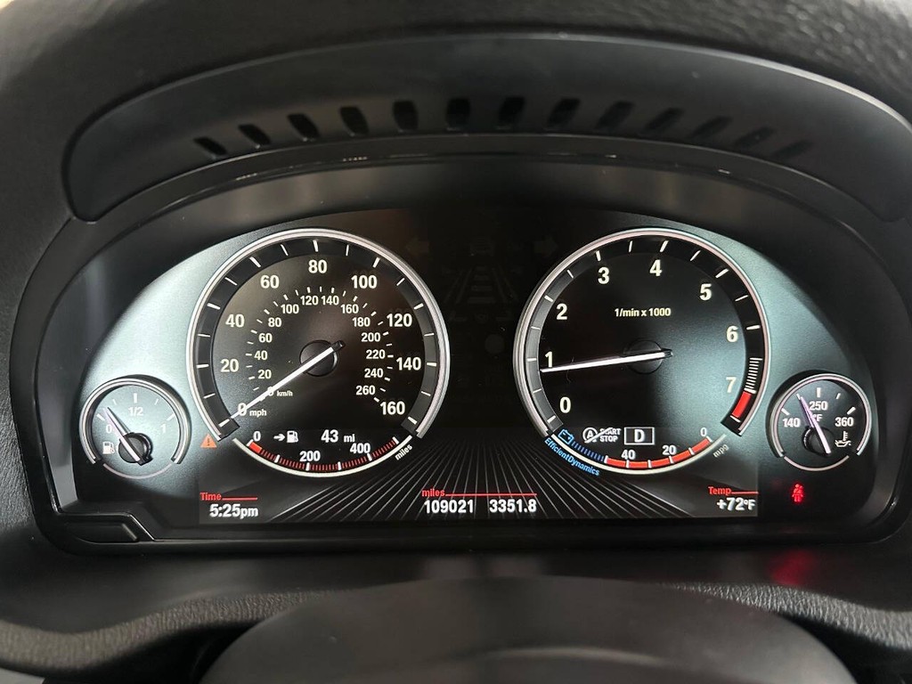 BMW X3 Vehicle Full-screen Gallery Image 13