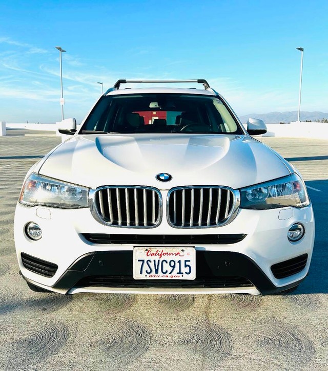 BMW X3 Vehicle Full-screen Gallery Image 02