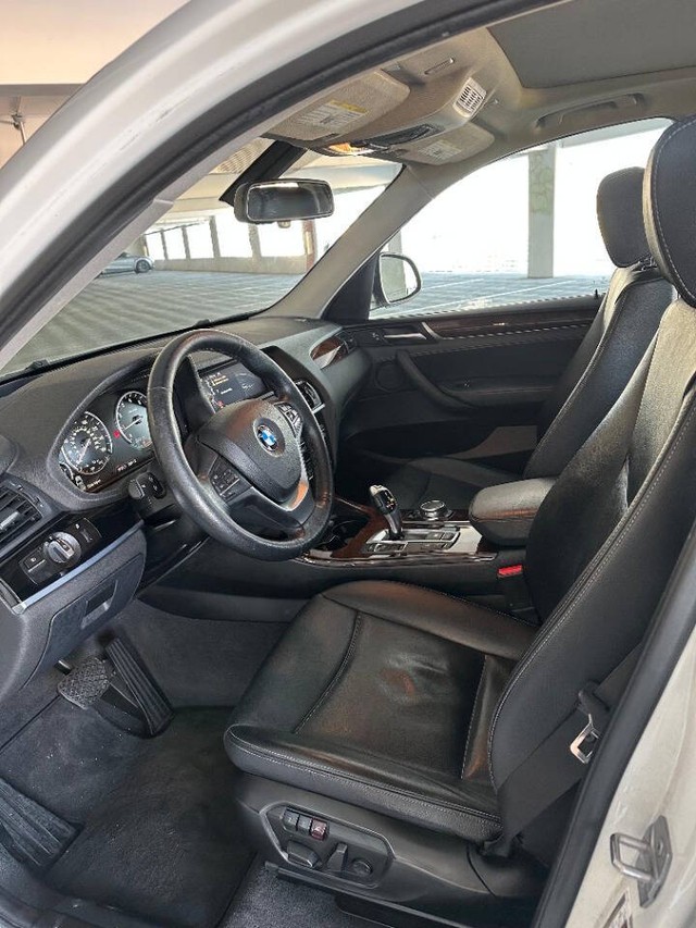 BMW X3 Vehicle Full-screen Gallery Image 11