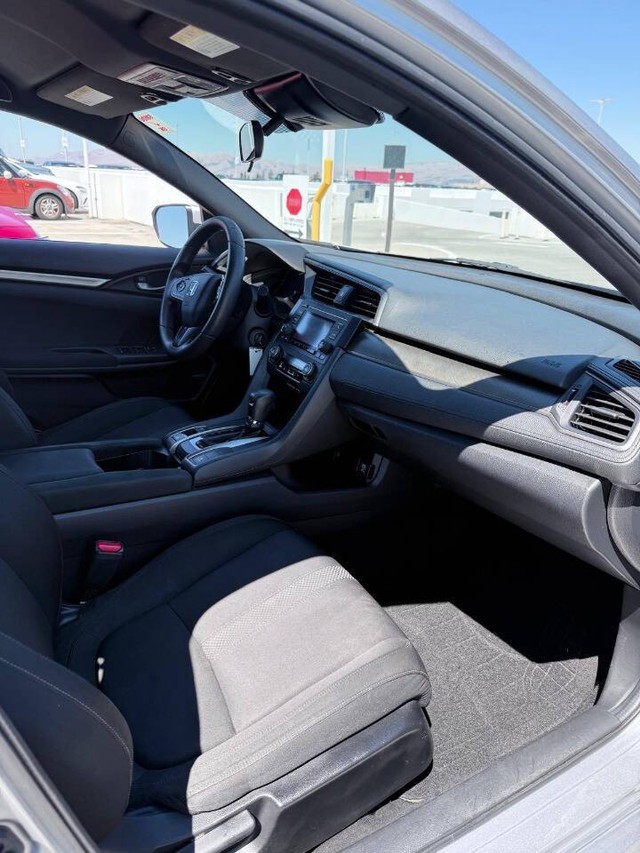 Honda Civic Hatchback Vehicle Full-screen Gallery Image 16