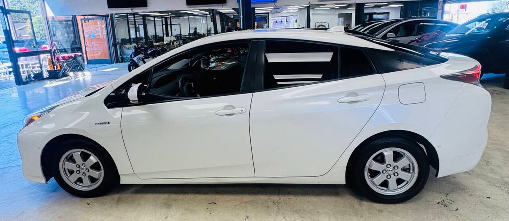 Toyota Prius Vehicle Full-screen Gallery Image 04