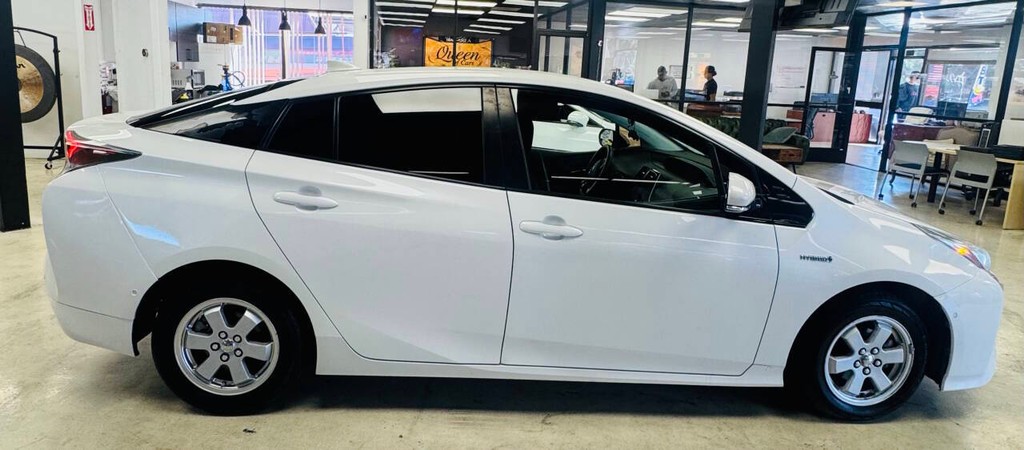 Toyota Prius Vehicle Full-screen Gallery Image 05