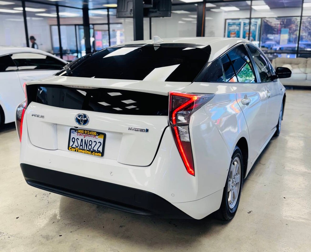 Toyota Prius Vehicle Full-screen Gallery Image 06