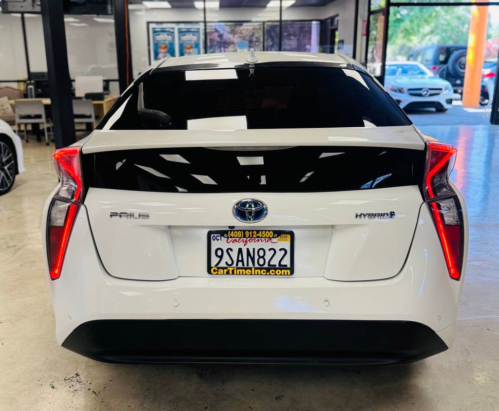 Toyota Prius Vehicle Full-screen Gallery Image 07