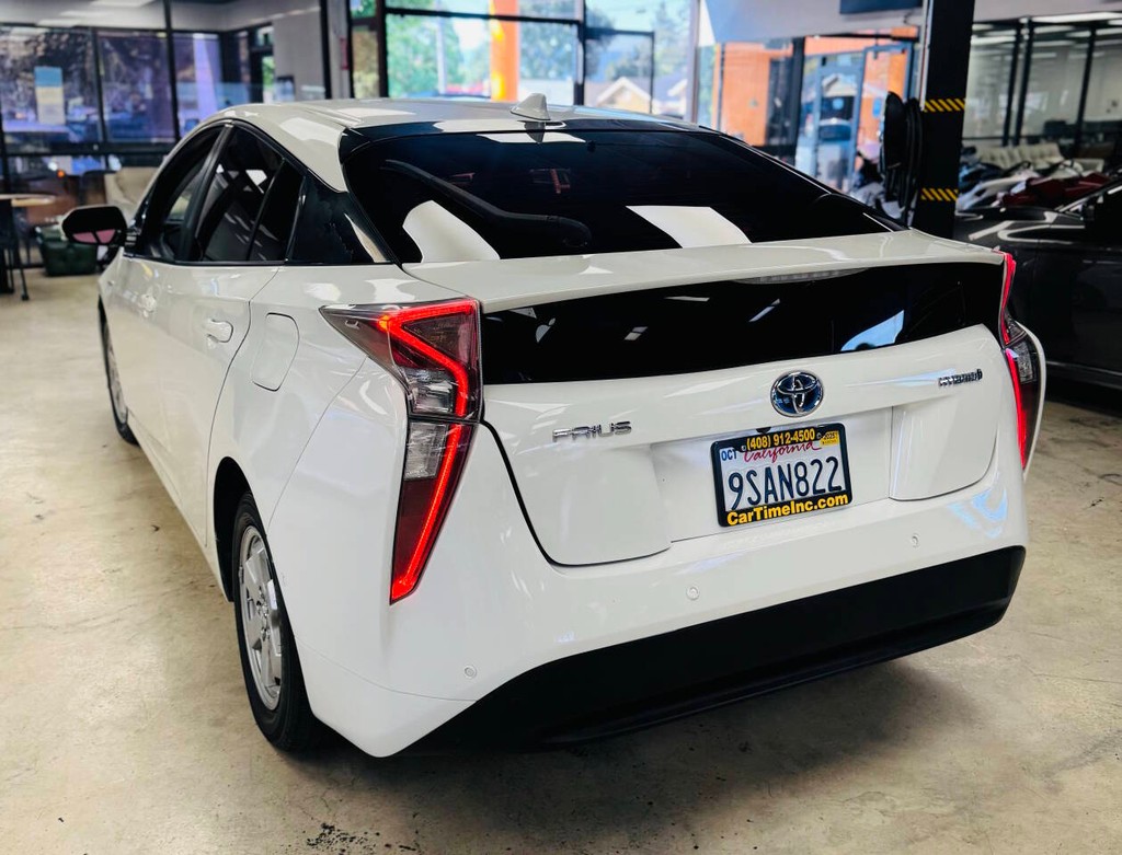 Toyota Prius Vehicle Full-screen Gallery Image 08