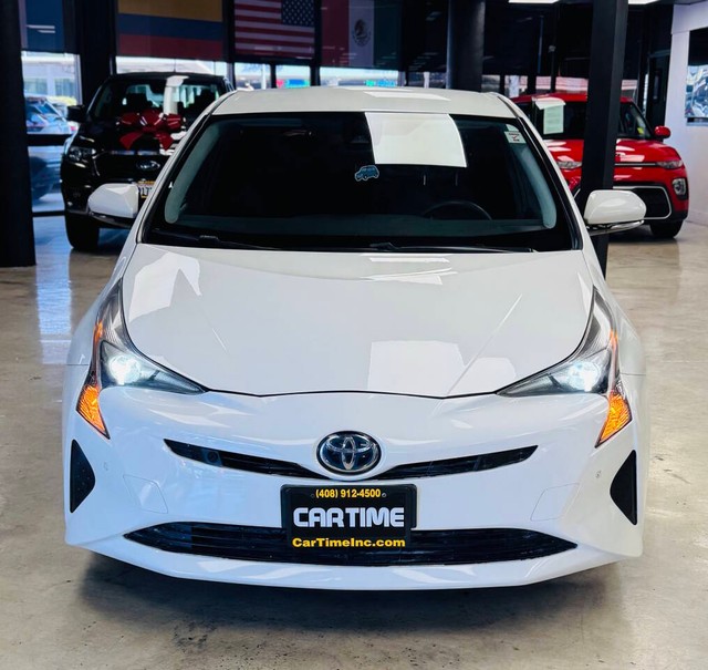 Toyota Prius Vehicle Full-screen Gallery Image 02