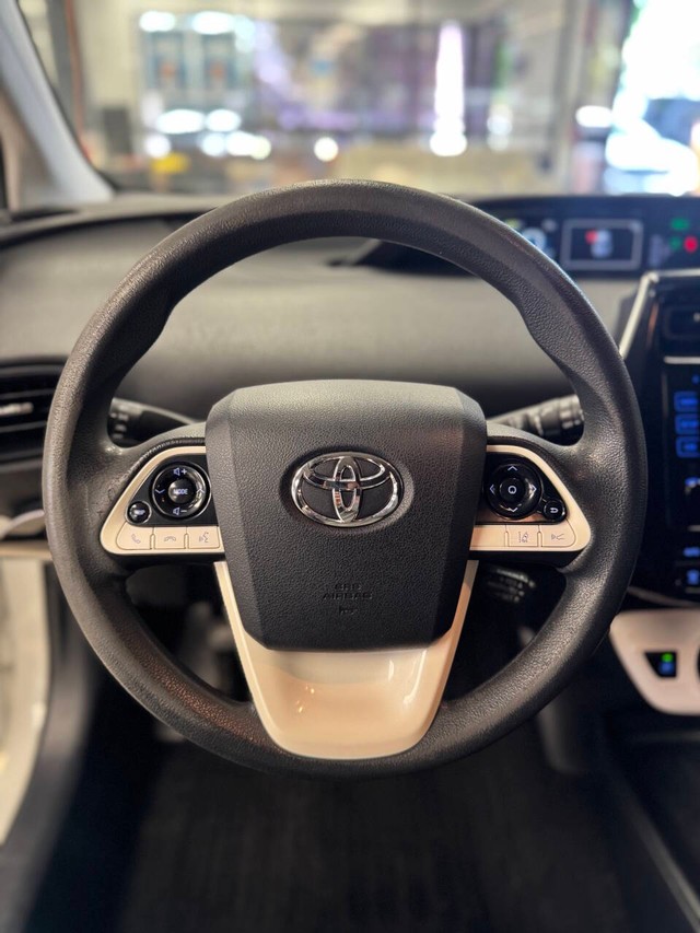 Toyota Prius Vehicle Full-screen Gallery Image 09