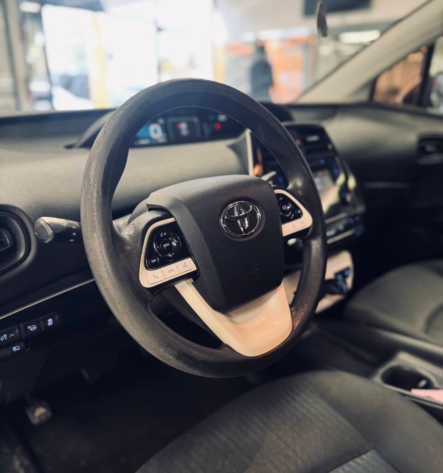 Toyota Prius Vehicle Full-screen Gallery Image 10