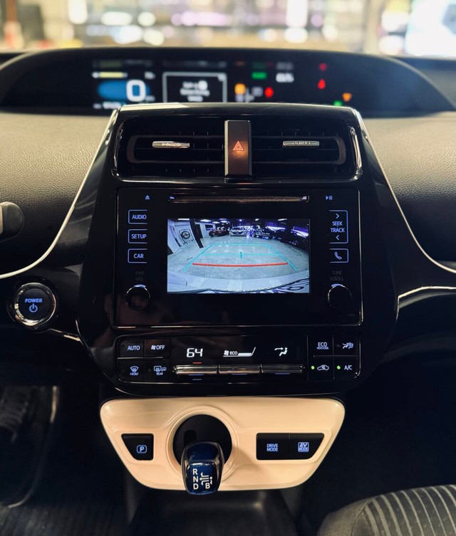 Toyota Prius Vehicle Full-screen Gallery Image 11