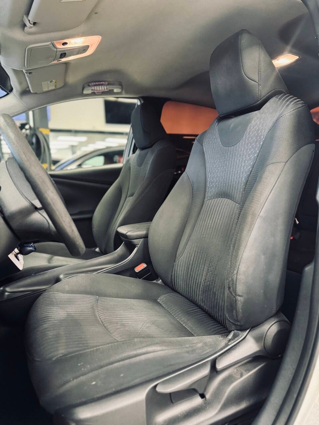 Toyota Prius Vehicle Full-screen Gallery Image 12