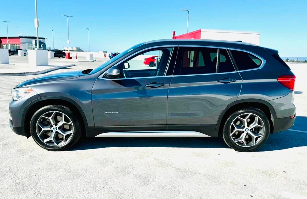 BMW X1 Vehicle Full-screen Gallery Image 05