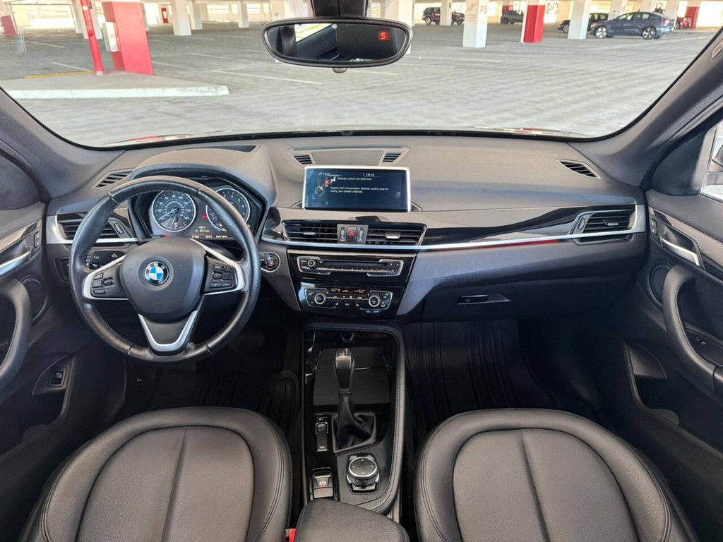 BMW X1 Vehicle Full-screen Gallery Image 09