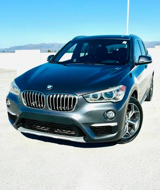 BMW X1 Vehicle Full-screen Gallery Image 02