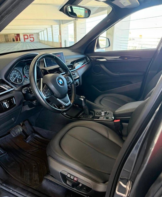 BMW X1 Vehicle Full-screen Gallery Image 14