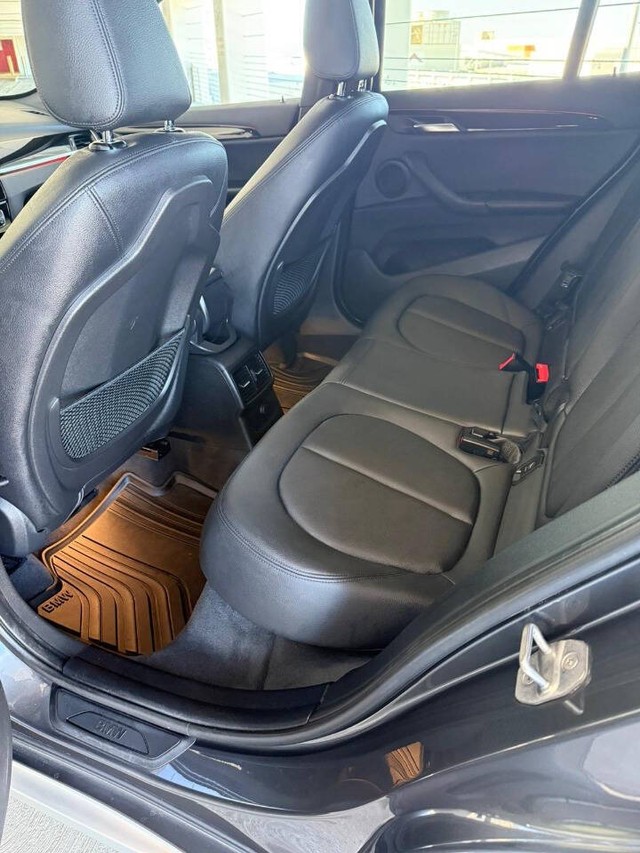 BMW X1 Vehicle Full-screen Gallery Image 15