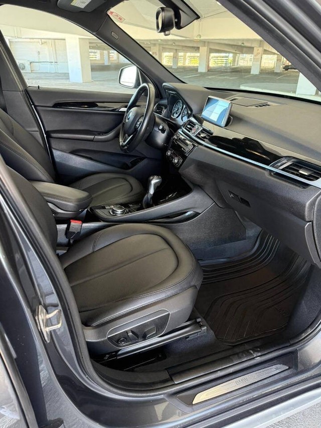 BMW X1 Vehicle Full-screen Gallery Image 16