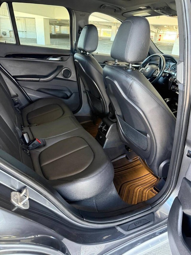 BMW X1 Vehicle Full-screen Gallery Image 17