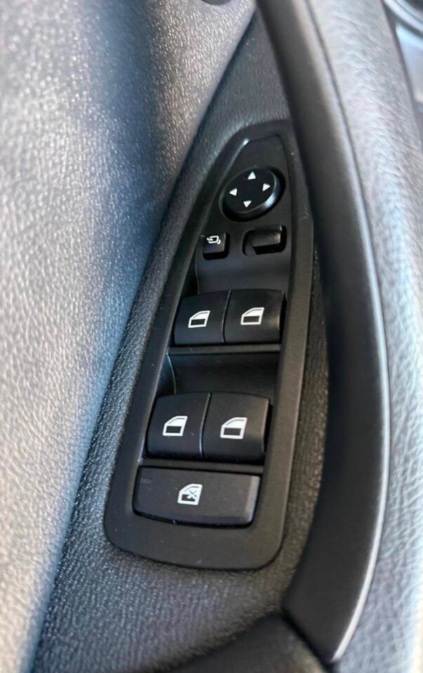 BMW X1 Vehicle Full-screen Gallery Image 18