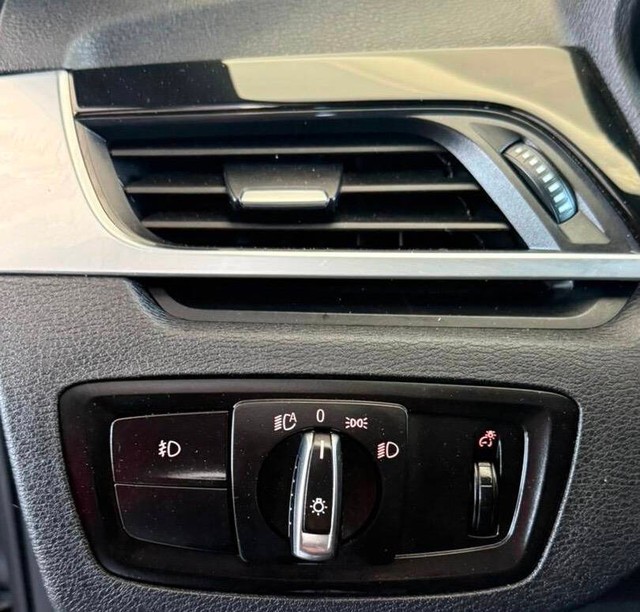 BMW X1 Vehicle Full-screen Gallery Image 19