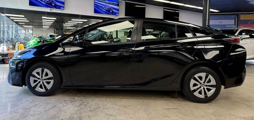 Toyota Prius Vehicle Full-screen Gallery Image 04