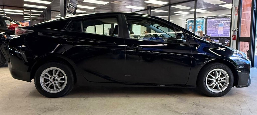 Toyota Prius Vehicle Full-screen Gallery Image 05