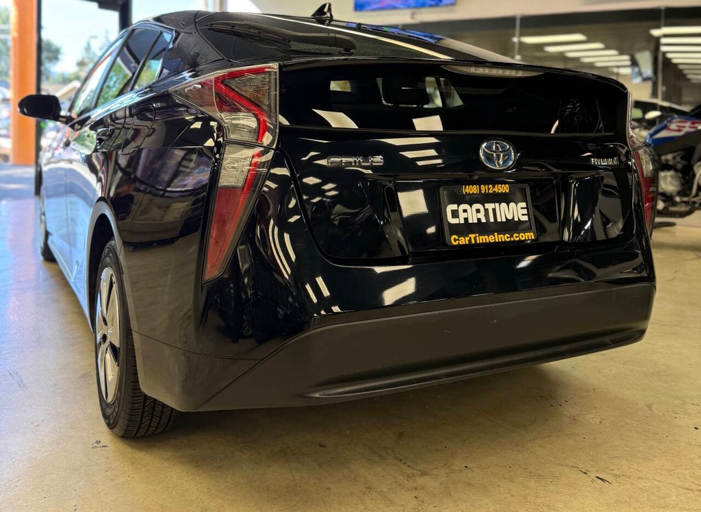 Toyota Prius Vehicle Full-screen Gallery Image 06