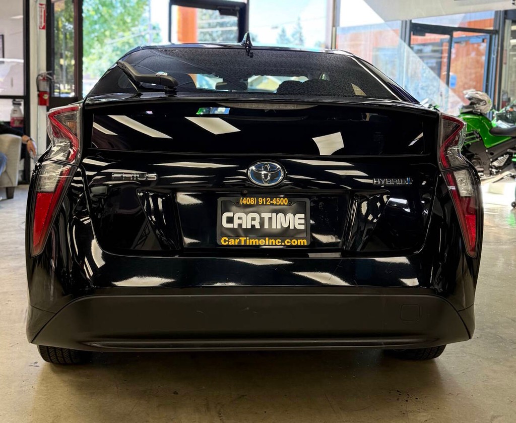 Toyota Prius Vehicle Full-screen Gallery Image 07