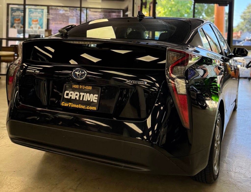 Toyota Prius Vehicle Full-screen Gallery Image 08