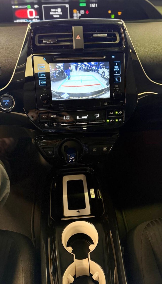 Toyota Prius Vehicle Full-screen Gallery Image 11