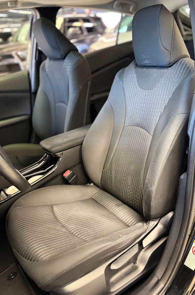 Toyota Prius Vehicle Full-screen Gallery Image 12