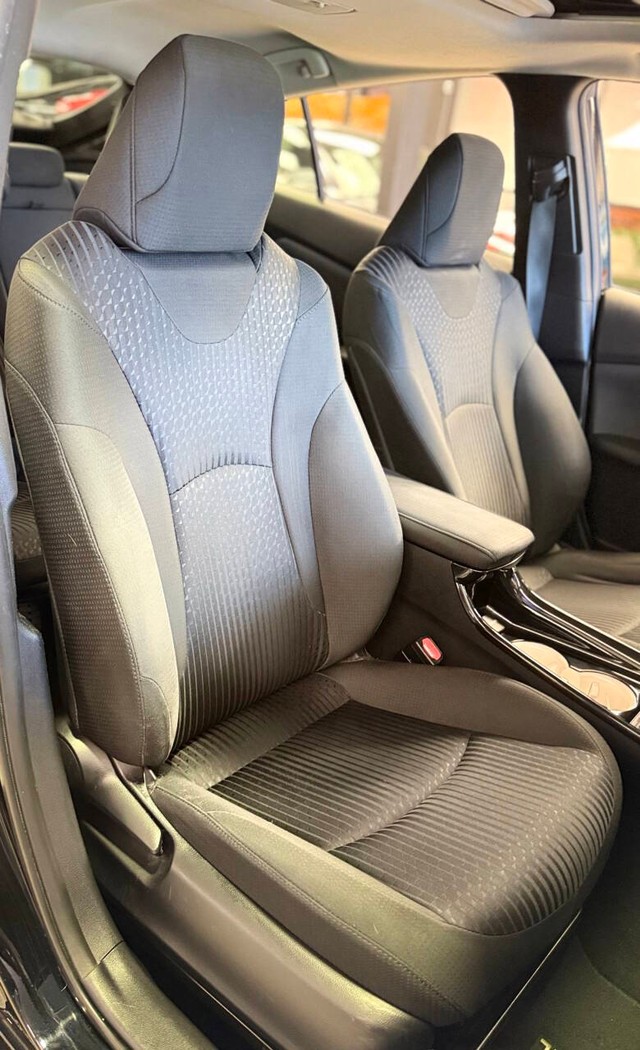 Toyota Prius Vehicle Full-screen Gallery Image 13