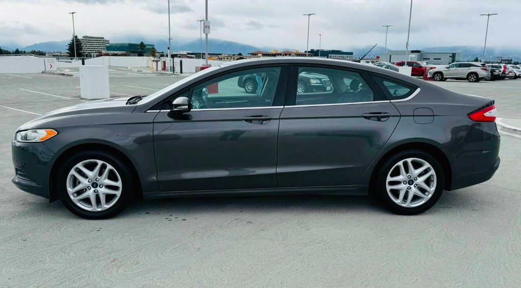 Ford Fusion Vehicle Full-screen Gallery Image 04