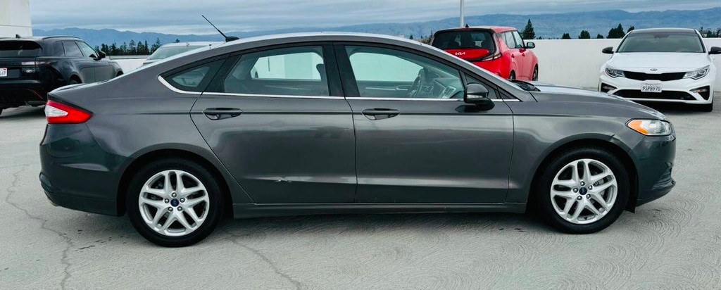 Ford Fusion Vehicle Full-screen Gallery Image 08