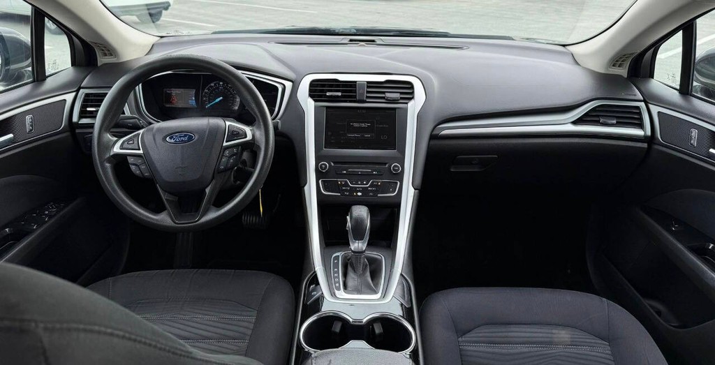 Ford Fusion Vehicle Full-screen Gallery Image 10